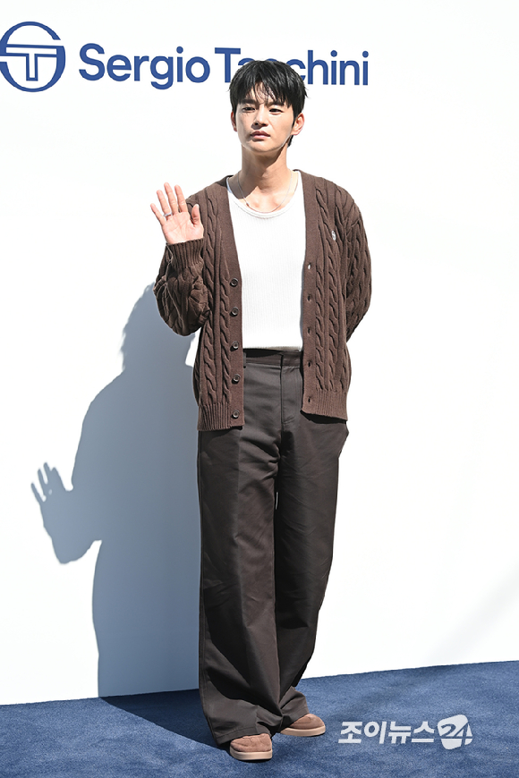 배우 서인국이 26일 오후 서울 용산구 한남동 플래그십 스토어에서 열린 클래식 라이프스타일 브랜드 세르지오 타키니 한남 플래그십 스토어 오픈 기념 포토콜 행사에 참석하고 있다. [사진=문수지 기자]