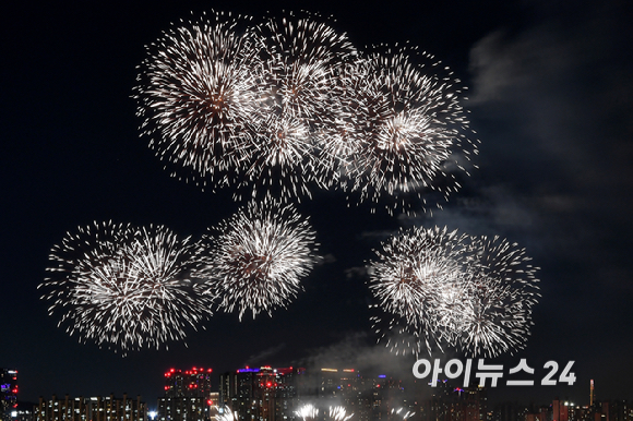 5일 밤 서울 여의도 한강공원에서 열린 '서울세계불꽃축제 2024' 에서 화려한 불꽃들이 밤 하늘을 수놓고 있다. [사진=곽영래 기자]