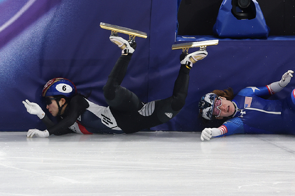 10일(현지시간) 이탈리아 밀라노 아이스스케이팅 아레나에서 열린 2026 밀라노ㆍ코르티나담페초 동계올림픽 쇼트트랙 혼성계주 준결승에서 김길리가 미국팀과 충돌해 넘어지며 펜스에 부딪히고 있다. 2026.2.10 [사진=연합뉴스]