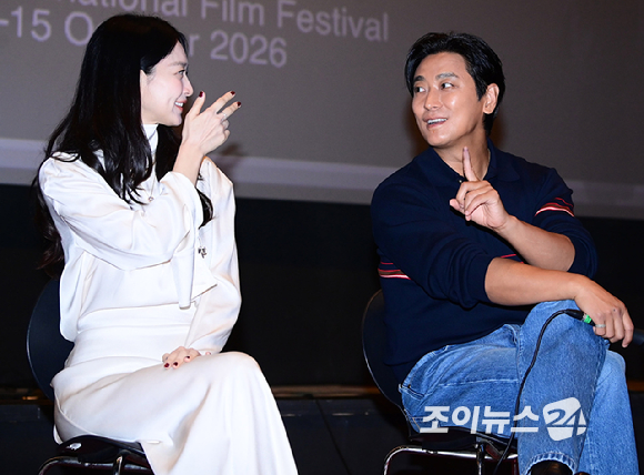 배우 신민아와 주지훈이 9일 부산 해운대구 신세계백화점 센텀시티점 문화홀에서 열린 제31회 부산국제영화제 '재혼 황후' GV(관객과의 대화)에 참석하고 있다. [사진=정소희 기자]