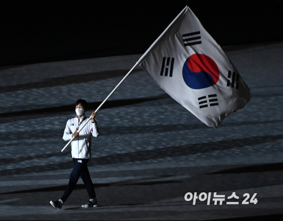 '2020 도쿄올림픽'이 17일간의 열전을 마무리하고 8일 오후 일본 도쿄 올림픽스타디움(국립경기장)에서 폐회식을 개최했다. 근대5종 첫 동메달리스트 전웅태가 한국의 기수로 입장하고 있다. 
