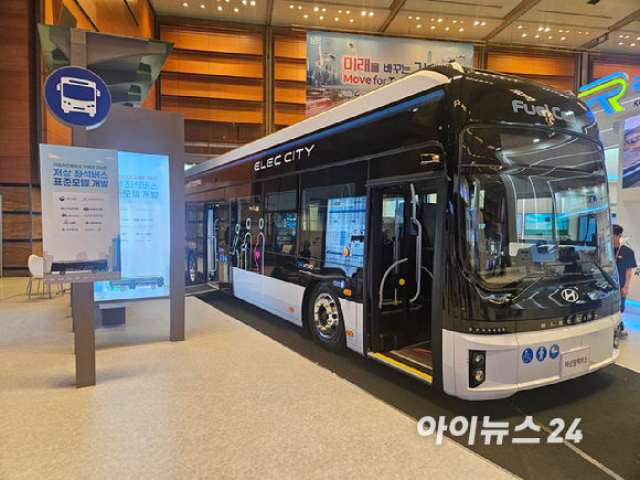 지난달 24일 서울 강남구 코엑스에서 열린 '국토교통기술대전'에서 한 시민이 전시된 국내 최초 광역 저상좌석버스 표준모델에 휠체어를 밀어 넣고 있다. [사진=설재윤 기자]