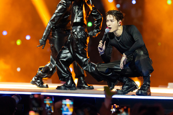 그룹 갓세븐 잭슨이 지난 1일(현지시간)부터 3일까지 미국 로스앤젤레스 크립토닷컴 아레나에서 열린 K-팝 팬&아티스트 페스티벌 '케이콘 엘에이 2025(KCON LA 2025)' 무대에서 열띤 공연을 펼치고 있다. [사진=CJ ENM]