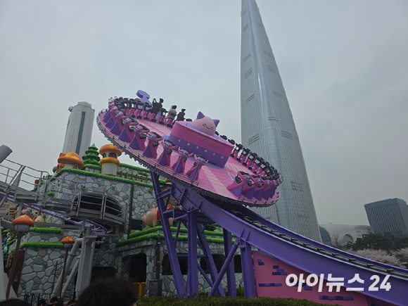 1일 서울 잠실 롯데월드 내 '메이플 아일랜드'에서 '자이로 스핀' 놀이기구가 운행되고 있다. [사진=박정민 기자]