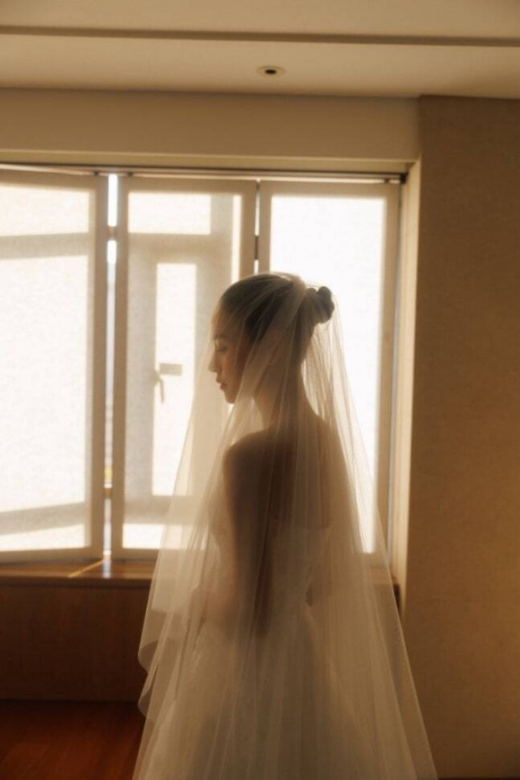 &apos;결혼&apos; 김윤혜, 웨딩드레스 자태 공개 &quot;사랑도 일도 행복하게 꾸려나갈 것&quot;