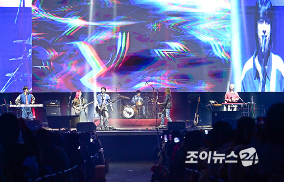 밴드 엑스디너리 히어로즈(Xdinary Heroes)가 1일 오후 서울 서대문구 이화여자대학교 대강당에서 열린 '2025 JOY콘서트 - 보이스 오브 스프링(Voice of spring)'에서 멋진 무대를 펼치고 있다. [사진=곽영래 기자]