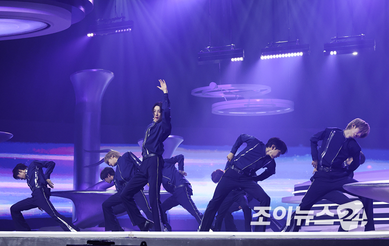 그룹 A2O 소울이 12일 오후 경기도 고양시 일산 킨텍스에서 진행된 A2O 소울(A2O SOUL)&middot;A2O 라이트(A2O LITE)의 데뷔쇼 '웰컴 투 소울라이트 프롬 A2O 소울 A2O 라이트(WELCOME TO SOULITE From A2O SOUL A2O LITE)' 행사에 참석해 열띤 무대를 펼치고 있다. [사진=문수지 기자]