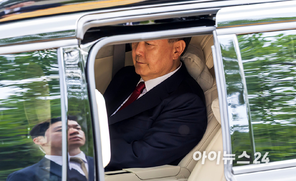 12·3 비상계엄과 관련해 특검의 수사를 받는 윤석열 전 대통령이 두 번째 구속 전 피의자 심문(영장실질심사)을 받기 위해 9일 오후 서울 서초구 중앙지법으로 출석하고 있다. [사진=사진공동취재단]