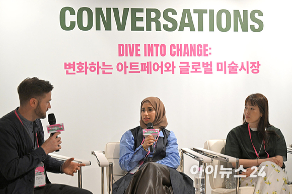 (왼쪽부터) 앤디 루이스(Andy St. Louis) 프리즈 하우스 서울 디렉터-아누드 알함마디(Alanood Alhammadi) 프리즈 아부다비 부디렉터-에리 타카네(Eri Takane) 도쿄 겐다이 페어 디렉터가 27일 서울 용산구 페즈에서 문화체육관광부와 예술경영지원센터가 주최한 '다이브 인투 코리안 아트: 갤러리즈 인 서울(Dive into Korean Art: Galleries in Seoul)'의 일환으로 열린 토론회에서 '비서구 미술시장의 재편과 로컬리티의 글로벌 확장'을 주제로 토론하고 있다. [사진=정소희 기자]