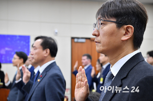 박대준 전 쿠팡 대표이사 등 참석 증인들이 30일 서울 여의도 국회에서 열린 쿠팡 침해사고 및 개인정보 유출, 불공정 거래, 노동환경 실태 파악과 재발방지 대책 마련을 위한 청문회에서 선서를 하고 있다. [사진=곽영래 기자]