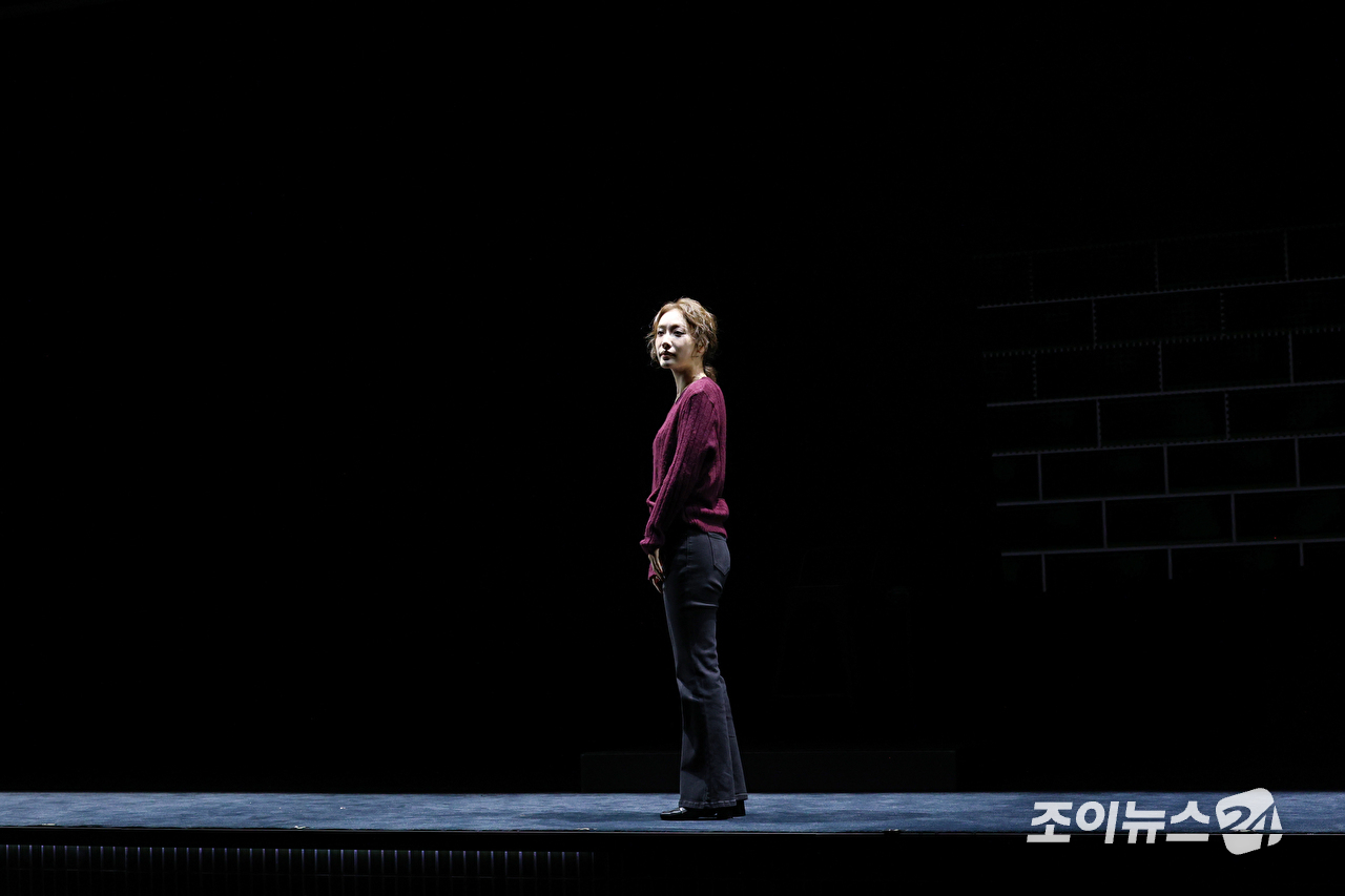 배우 김히어라가 23일 오후 서울 종로구 연지동 두산아트센터 연강홀에서 진행된 연극 '플리백' 프레스콜에 참석해 열연을 펼치고 있다. [사진=문수지 기자]