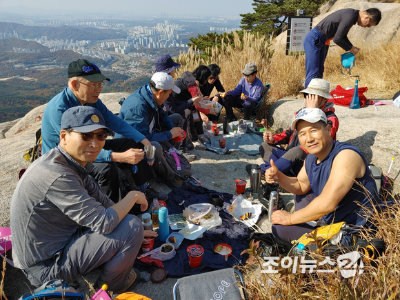 29일 서울 은평구 북한산 원효능선에서 진행된 '산악인 오은선과 함께 하는 제6회 희망찾기 등산·트레킹 교실'에서 참가자들이 맑은 가을 아래 점심식사를 하고 있다. [사진=정소희 기자]