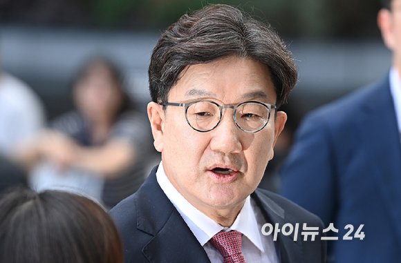 권성동 국민의힘 의원이 27일 오전 서울 종로구에 마련된 김건희 특검팀(특별검사 민중기) 사무실로 통일교 부정 청탁 의혹 관련 조사를 받기 위해 출석하고 있다. [사진=곽영래 기자]