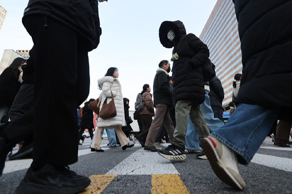 강추위에 움츠러든 시민들. [사진=연합뉴스 자료사진]