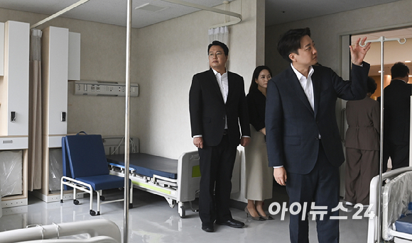 이준석 개혁신당 대선 후보가 21일 오후 경기 성남시의료원을 방문해 간담회를 마치고 의료원 내 빈 병상을 둘러보고 있다. [사진=곽영래 기자]