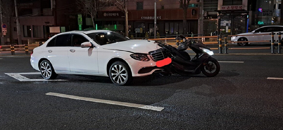 만취한 20대 벤츠 운전자가 사망 사고를 내고도 구호 조치를 제대로 하지 않은 채 강아지만 끌어안고 있었다는 목격담이 공개되면서 누리꾼들이 분노하고 있다. 사진은 벤츠 운전자로 추정되는 여성의 모습. [사진=온라인커뮤니티 갈무리]
