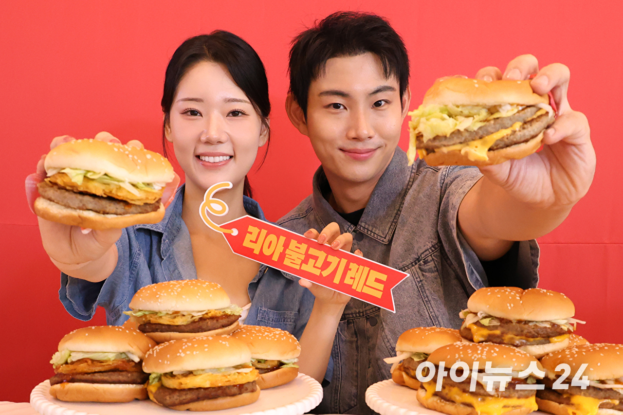 2일 서울 용산구 롯데리아 숙대입구역점에서 진행된 롯데리아 신메뉴 '리아 불고기 레드' 2종 출시 기념 행사에서 모델들이 신제품을 선보이고 있다. [사진=문수지 기자]