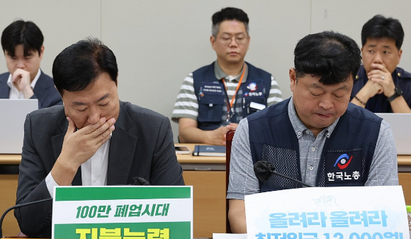 사용자위원인 류기정 한국경영자총협회 전무(왼쪽)와 근로자위원인 류기섭 한국노총 사무총장이 30일 정부세종청사 최저임금위원회에서 열린 제10차 전원회의에서 참석자들의 발언을 듣고 있다. [사진=연합뉴스]