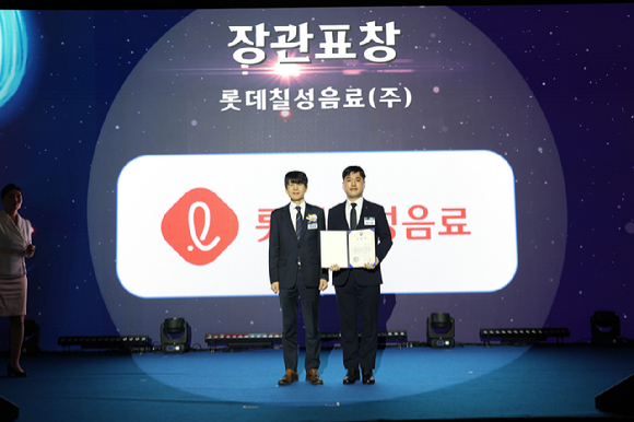 안세창 기후에너지정책실장(왼쪽)과 김지훈 롯데칠성음료 차량지원담당 매니저가 기념촬영을 하고 있다. [사진=롯데칠성음료]