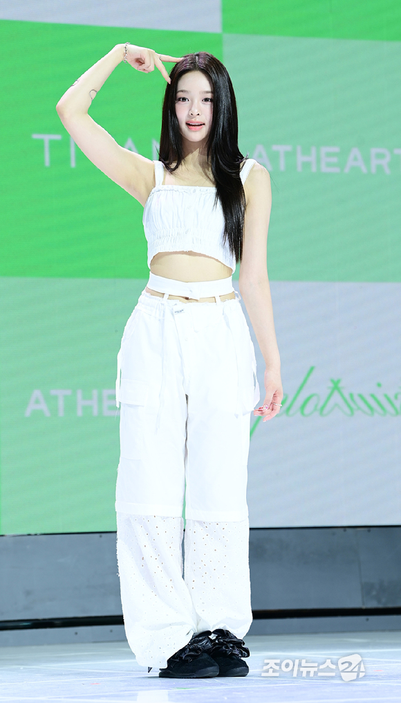 그룹 앳하트 나현이 13일 오후 서울 한남동 블루스퀘어에서 열린 앳하트(AtHeart) 첫 번째 EP '플롯 트위스트'(Plot Twist) 미디어 쇼케이스에 참석하고 있다. [사진=정소희 기자]