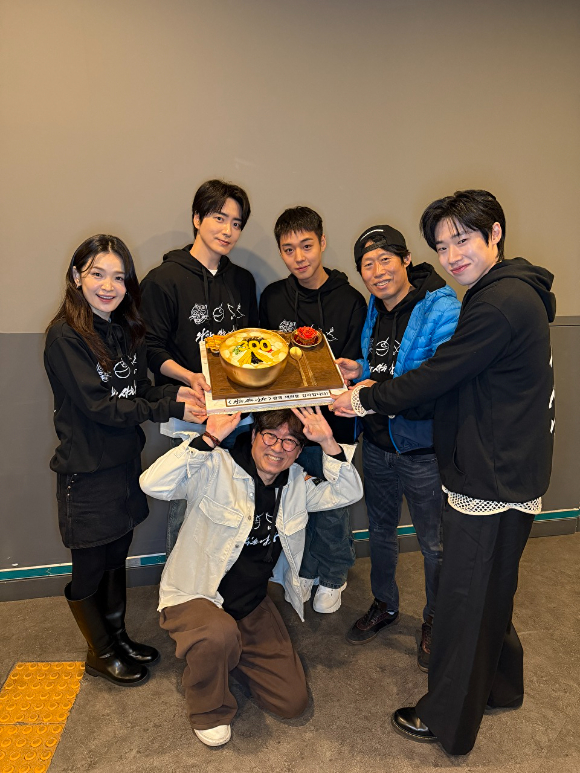 배우 전미도, 이준혁, 박지훈, 유해진, 김민과 장항준 감독이 '왕과 사는 남자' 300만 돌파 감사 인증샷을 촬영하고 있다. [사진=(주)쇼박스]