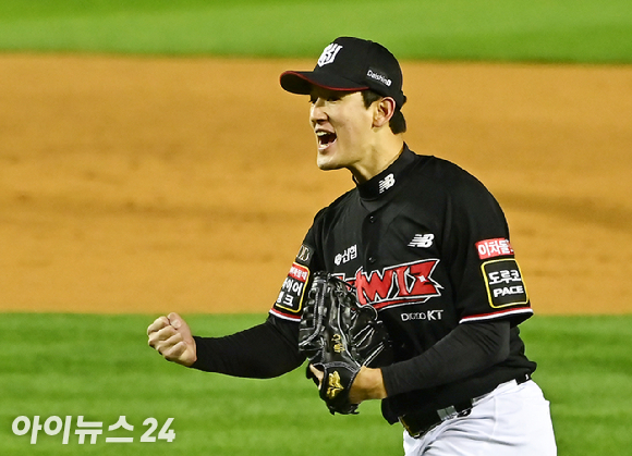 7일 오후 서울 송파구 잠실야구장에서 '2023 KBO 포스트시즌' LG 트윈스와 KT 위즈의 한국시리즈 1차전 경기가 열렸다. 4회말 2사 2,3루 KT 고영표가 LG 박해민을 헛스윙 삼진으로 잡아낸 뒤 포효하고 있다. [사진=곽영래 기자]