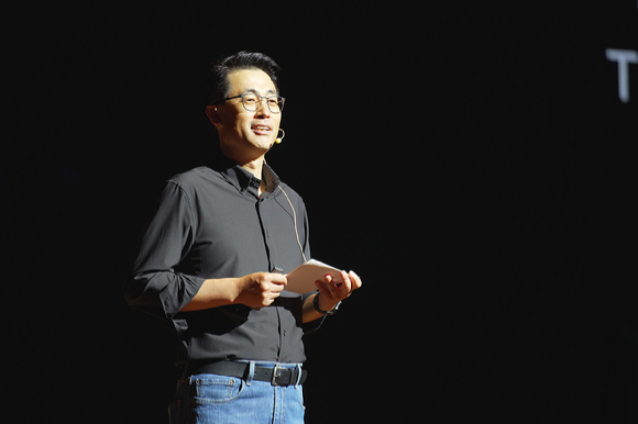 이경일 솔트룩스 대표는 7일 서울 코엑스 오디토리움에서 열린 회사의 AI 컨퍼런스 'SAC 2023' 기조연설에서 발표하고 있다. [사진=솔트룩스]