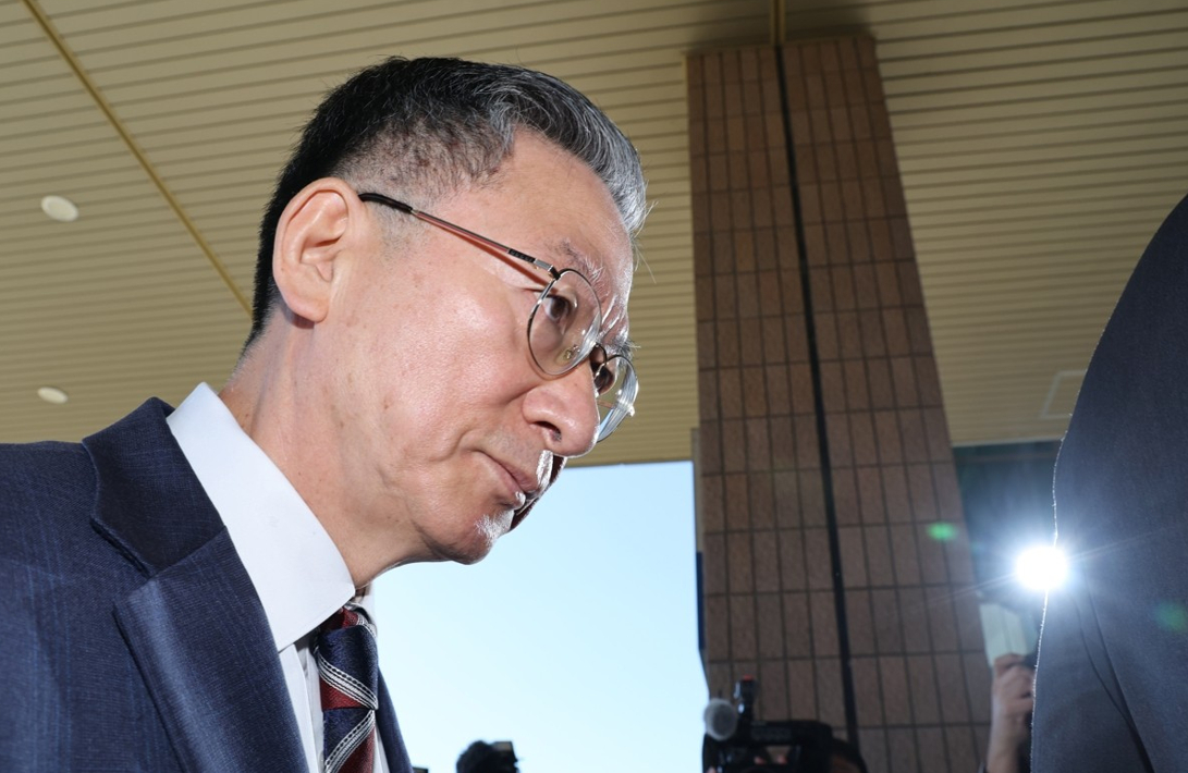 이재명 대통령과 정성호 법무부 장관(뒷줄 가운데)이 지난 11일 용산 대통령실에서 열린 국무회의에서 국기에 경례하고 있다. 2025.11.11 [사진=연합뉴스]