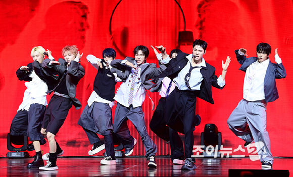 그룹 넥스지가 27일 오후 서울 용산구 한남동 블루스퀘어에서 열린 넥스지(NEXZ) 두 번째 싱글 앨범 'Mmchk(음츠크)' 발매 기념 쇼케이스에 참석해 타이틀곡 '음츠크' 무대를 선보이고 있다. [사진=정소희 기자]