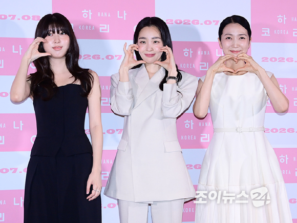 (왼쪽부터)배우 김주령-안서현-김민하-프레드릭 쇨베르 감독-최성재(샤론 최) 각본가가 26일 오후 서울 CGV용산아이파크몰에서 열린 영화 '하나 코리아'(감독 프레드릭 쇨베르) 언론시사회에 참석하고 있다. [사진=정소희 기자]