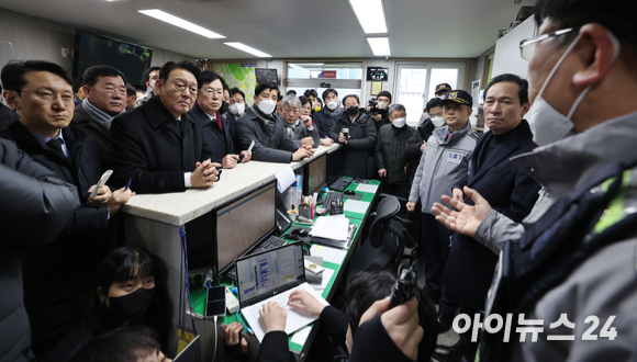 우상호 이태원 참사 국정조사 특별위원회 위원장을 비롯한 특조위원들이 21일 오전 서울 용산구 이태원 파출소를 안창욱 파출소장, 정현욱 경감 등과 당시 상황에 대해 묻고 답하고 있다. [사진=김성진 기자]