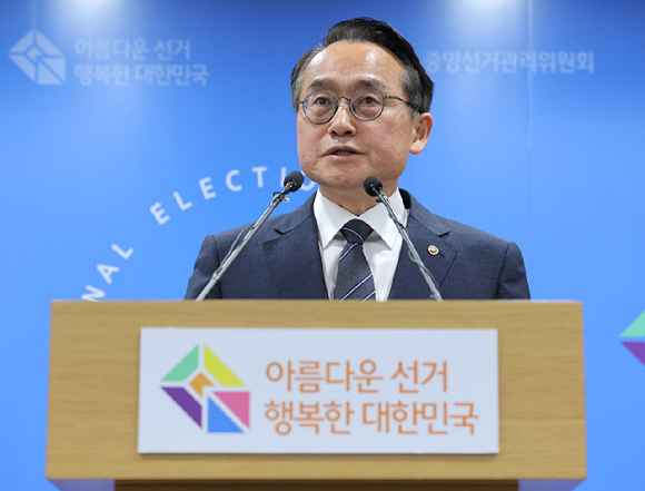 허철훈 중앙선거관리위원회 사무총장이 6&middot;3 지방선거 본투표일인 3일 경기 과천 중앙선관위에서 투표용지 부족 사태 관련 대국민 사과 및 현장 브리핑을 하고 있다. 2026.6.3 [사진=연합뉴스]