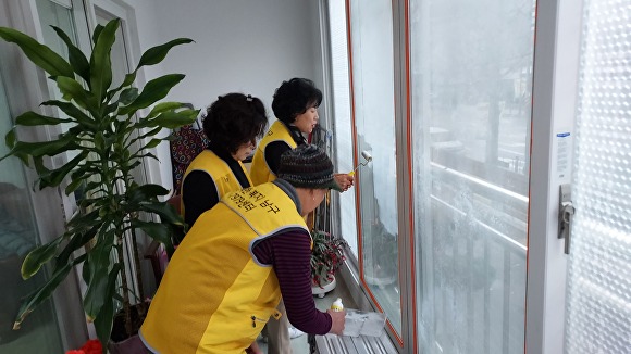 광주 남구 관계자들이 겨울철 창문틀 방풍 작업을 하고 있다 [사진=광주광역시 남구]