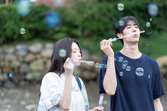 배우 신시아가 영화 '오늘 밤, 세계에서 이 사랑이 사라진다 해도'(오세이사) 인터뷰에 앞서 포즈를 취하고 있다. [사진=(주)바이포엠스튜디오]