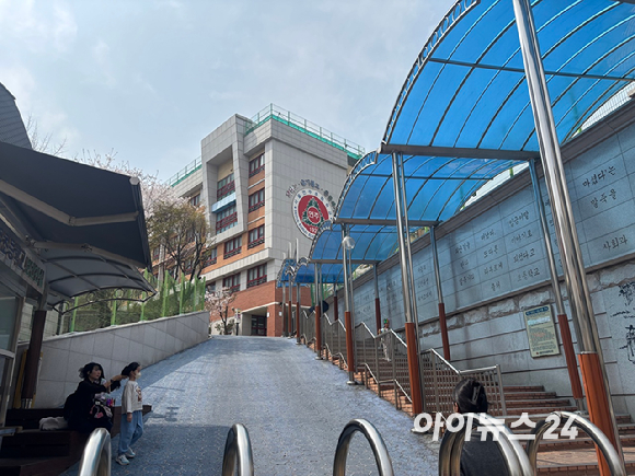 4월 3일 양재역 역세권 구축 아파트 '도곡우성' 재건축 조합 사무실에서 열린 현장설명회에 건설사 관계자들이 참석해 있는 모습. [사진=김민지 기자]