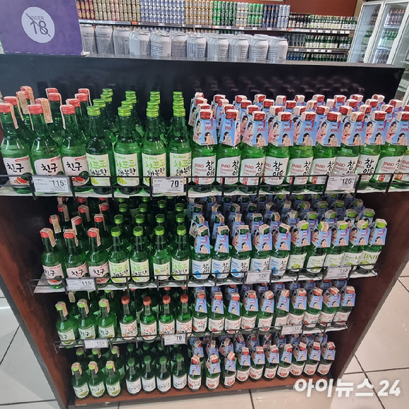 필리핀 마닐라 퓨어골드 매장에 진열된 하이트진로 소주 제품들. [사진=전다윗 기자]