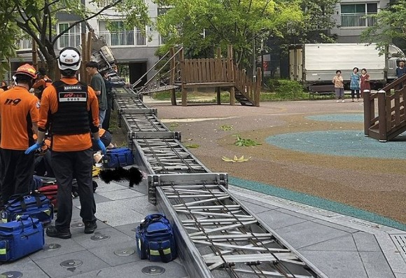 충남 천안 한 아파트 단지에서 이삿짐 사다리가 넘어져 7세 어린이가 중상을 입었다. 사진은 사고 현장. [사진=충남소방본부]