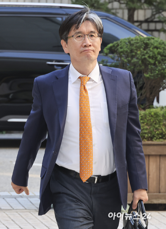 오동운 공수처장이 8일 오전 서울 서초구 서울중앙지법에서 열린 직무유기 혐의 1심 공판에 출석하고 있다. [사진=곽영래 기자]