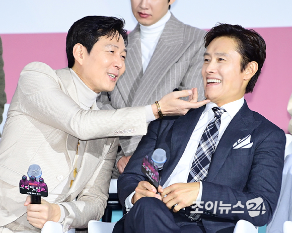 배우 이정재와 이병헌이 9일 오전 서울 중구 동대문디자인플라자에서 열린 넷플릭스 시리즈 '오징어 게임' 시즌2 제작발표회에 참석하고 있다. [사진=정소희 기자]