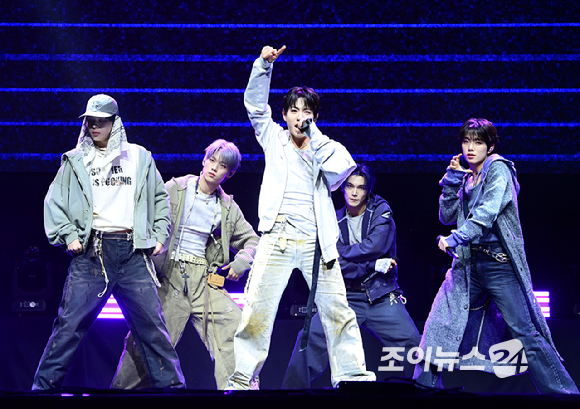 그룹 이븐이 20일 서울 영등포구 명화아트홀에서 열린 이븐(EVNNE) 첫 싱글 '뱉어 (Backtalk)' 컴백 쇼케이스에 참석해 타이틀곡 '뱉어' 무대를 선보이고 있다. [사진=정소희 기자]