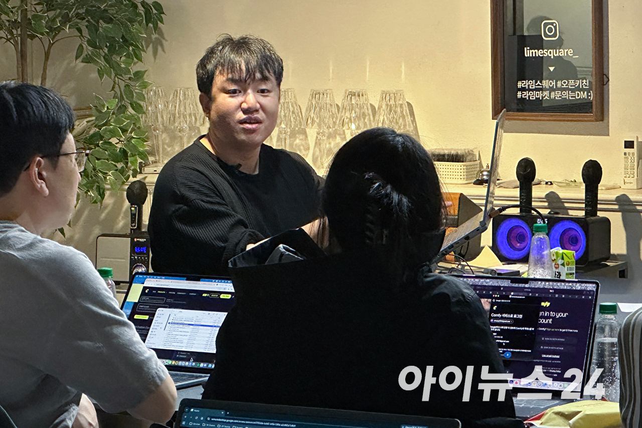 여승호 AI 아트 디렉터가 1일 서울 강남구 역상동 라임스퀘어 강남역점에서 진행된 아이뉴스24 'AFX 마스터 클래스'에서 강의를 하고 있다. [사진=문수지 기자]