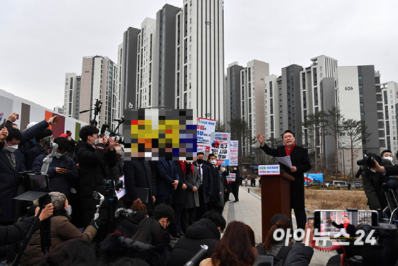 윤석열 국민의힘 대선 후보가 27일 오후 경기 성남 대장동 현장을 방문해 더불어민주당 이재명 대선 후보 등에 대한 특검 수사를 촉구하는 기자회견을 하고 있다. [사진=국회사진취재단]