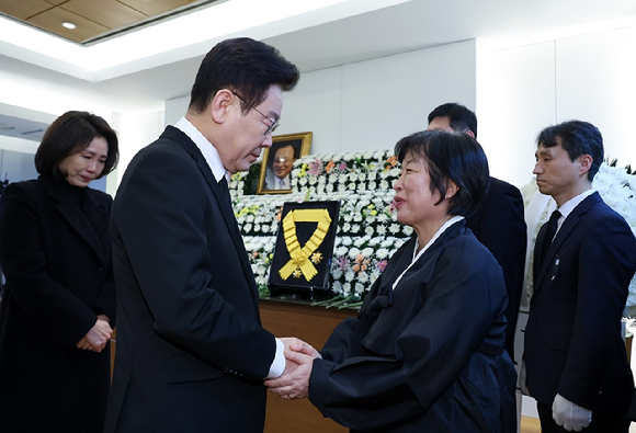 이재명 대통령이 27일 서울 종로구 서울대병원 장례식장에 마련된 고 이해찬 전 국무총리 빈소에서 유가족을 위로한 뒤 눈물을 닦고 있다. 2026.1.27 [사진=연합뉴스]