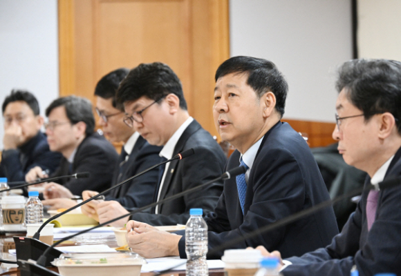 구윤철 부총리 겸 재정경제부 장관이 13일 서울 중구 은행연합회에서 열린 시장상황 점검회의를 주재하고 있다. [사진=재정경제부]