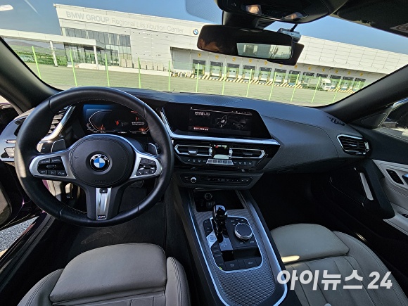 BMW Z4 실내. [사진=홍성효 기자]