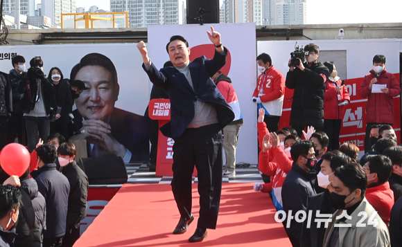 윤석열 국민의힘 대선후보가 7일 오전 경기도 구리역 광장에서 열린 "조선 왕조 500년 세계문화유산의 도시 구리의 품격" 경기 구리 유세에서 어퍼컷 세리머니를 하고 있다. [사진=김성진 기자]