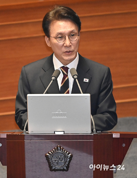 김민석 국무총리가 15일 서울 여의도 국회에서 열린 본회의에서 '정치' 분야 관련 대정부질문에서 더불어민주당 박성준 의원의 질의에 답변하고 있다. [사진=곽영래 기자]