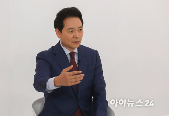 9일 오후 서울 금천구 즐스튜디오에서 열린 '국민시그널' 국민의힘 대선 경선 후보 공개면접에서 장성민 예비후보가 질문에 답변하고 있다.[사진=국회사진취재단] [사진=아이뉴스24 DB]