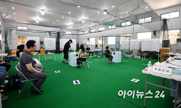 제9회 전국동시지방선거 및 국회의원 재&middot;보궐 선거가 시작된 3일 서울 중구 청구초등학교 야구부실내훈련장에 마련된 투표소에서 시민들이 투표를 하고 있다. [사진=곽영래 기자]