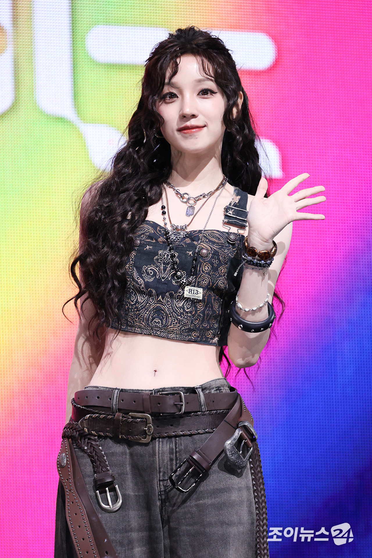 그룹 아이들 우기가 6일 오후 서울 광진구 광장동 예스24라이브홀에서 진행된 아이들(i-dle) 아홉 번째 미니 앨범 '위 메이드'(We made) 발매 기념 쇼케이스에 참석해 포즈를 취하고 있다. [사진=문수지 기자]